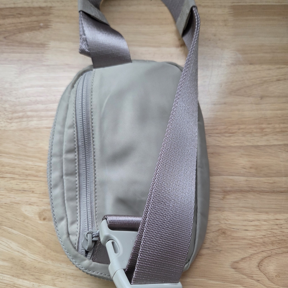 Lululemon Everywhere Belt Bag Silver Drop - Picture 6 of 13